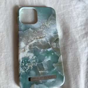 Mobilskal (iDeal of Sweden) - Snyggt mobilskal från Ideal of Sweden. Mobilskalet är magnetiskt. Nypris 300kr. Går alltid prova prisförslag då jag bara vill bli av med alla skal pga ny telefon🤗