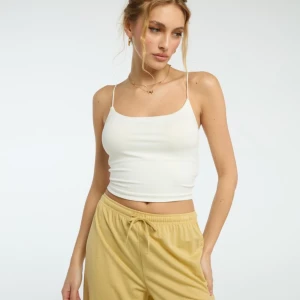 Vit croppad linnetopp med smala band - Vitt linne från new yorker till salu. Den har använts några gånger. Är lite lite nopprig men innan postningen så tvättas den och jag försöker få bort nopprorna så mycket som möjligt. Storlek - xs. Orginalpris: 90kr