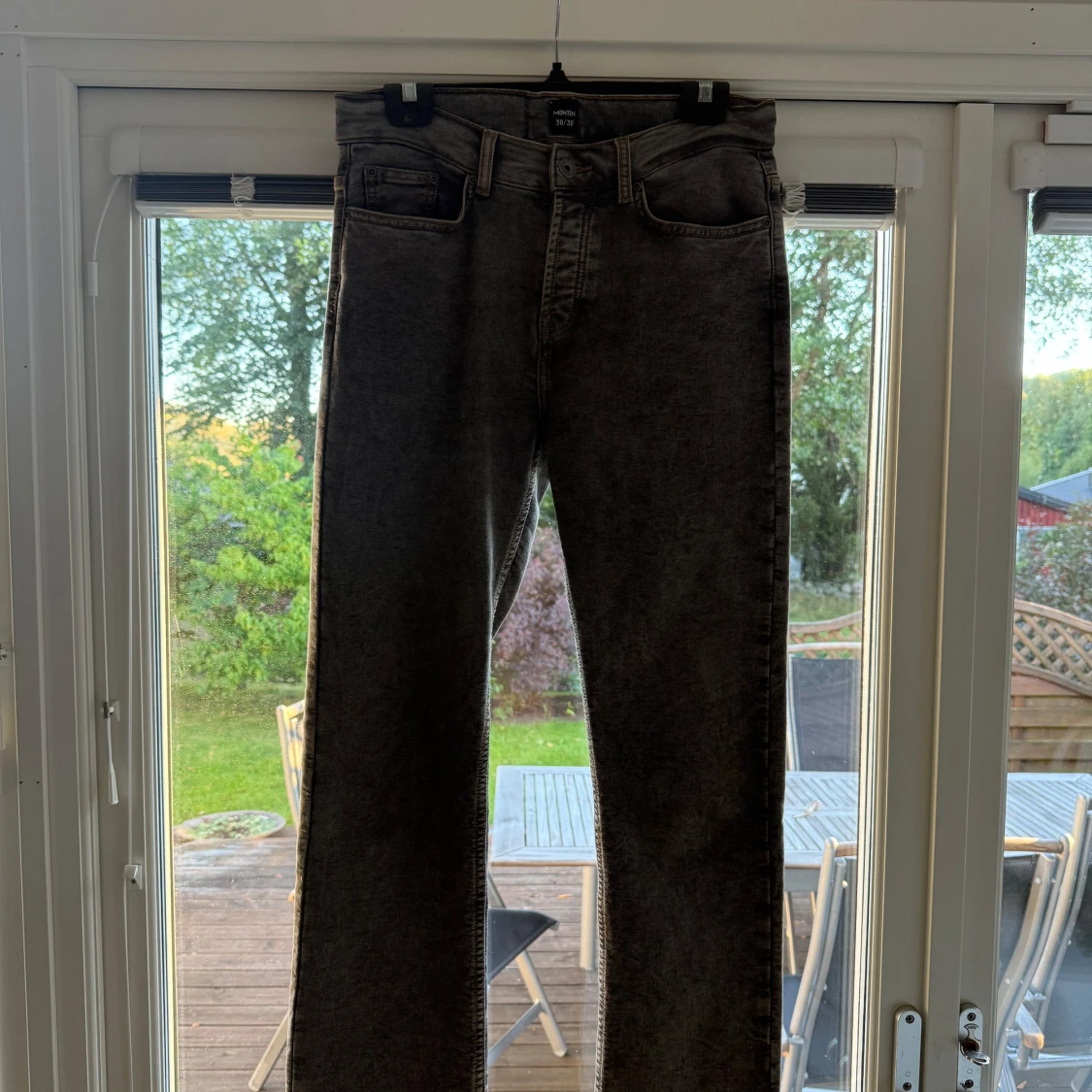 Ljusgråa monten jeans