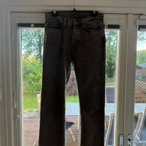 Ljusgråa monten jeans - Sjukt bra kvalité och riktigt sköna, passar sig runt 175-180. Kostade 1000kr nya 