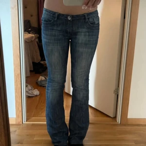 Låg midjade bootcut jeans - Modellen är bootcut med låg midja och har en cool tvättad look. 