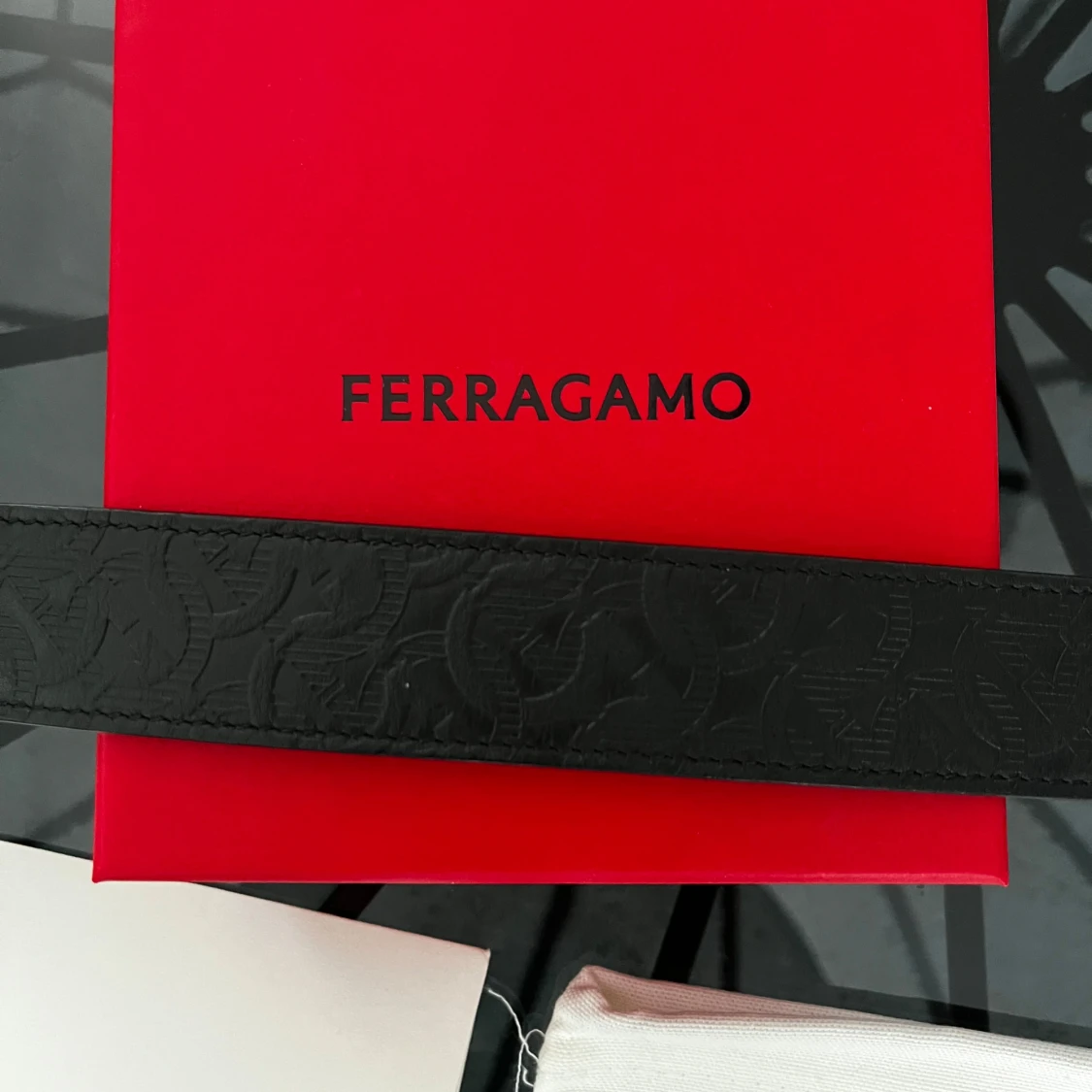 Svart Ferragamo skärp med silverdetalj - 3