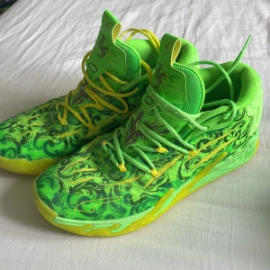 Lamelo ball volume 3 la france - Säljer ett par riktigt unika Puma sneakers i neon-grönt med swirligt mönster i mörkare grönt och gult. Skorna har högt skaft, snörning i både grönt och gult, och coola detaljer på sulan. Perfekt för dig som vill sticka ut med färg och stil. Har använts en del och funkar bra använder dom inte längre bara.