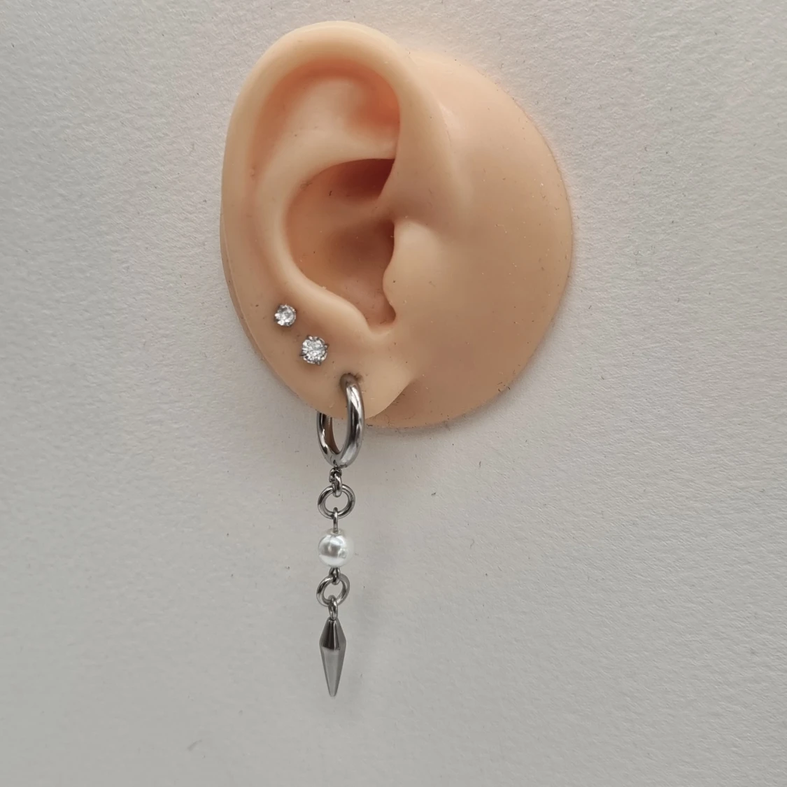 Silvriga örhängen med pärldetalj - 1