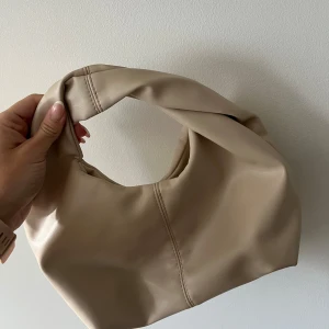 Beige väska i skinnimitation - I toppskick