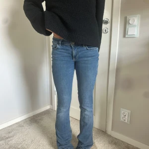 Blå low waist bootcut jeans  - Snygga ljusblå jeans från Zara som tyvär inte kommer till användning🌸🌸