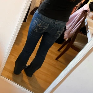 Gina tricot jeans - Blå bootcut jeans med låg midja och detaljer på fickorna från Gina Young 💘inga defekter!