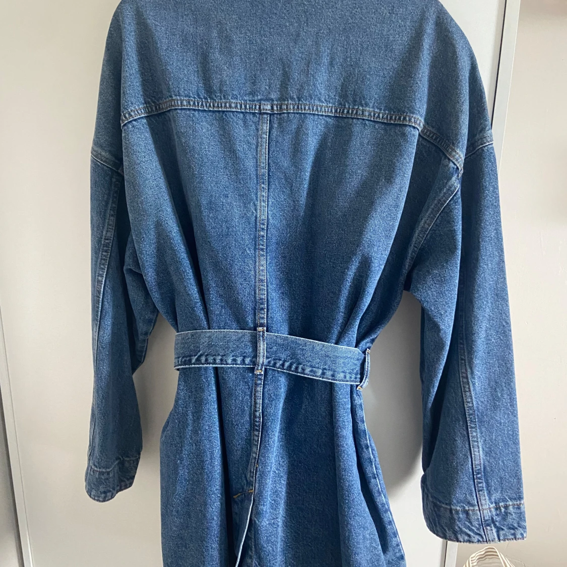 Blå jeansklänning med bälte - 1