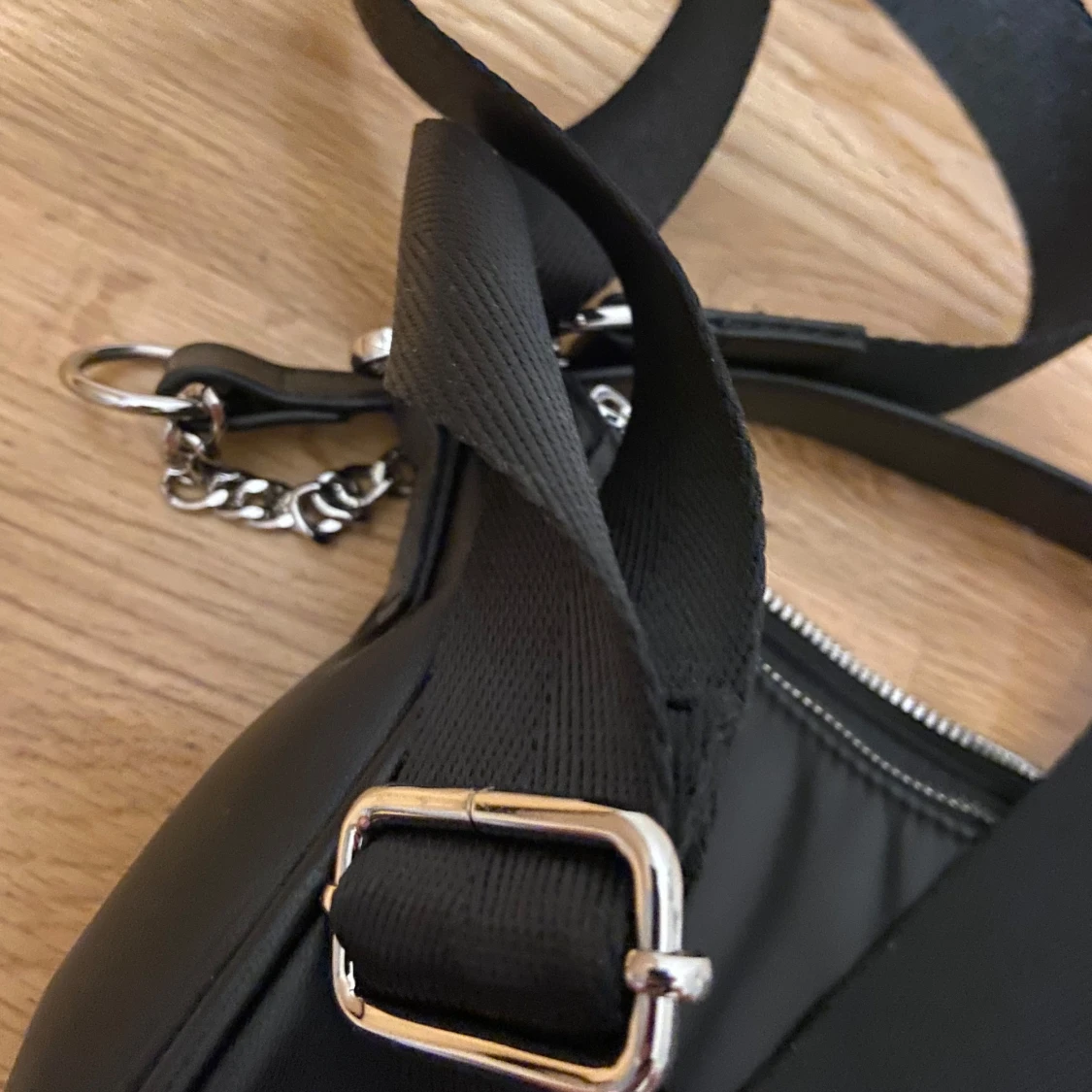 Svart axelväska med kedjedetaljer - 3