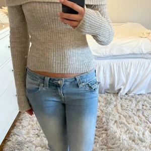 Beige ribbad offshoulder stickad tröja 💗 - Säljer en beige ribbad stickad offshoulder tröja i storlek S💕