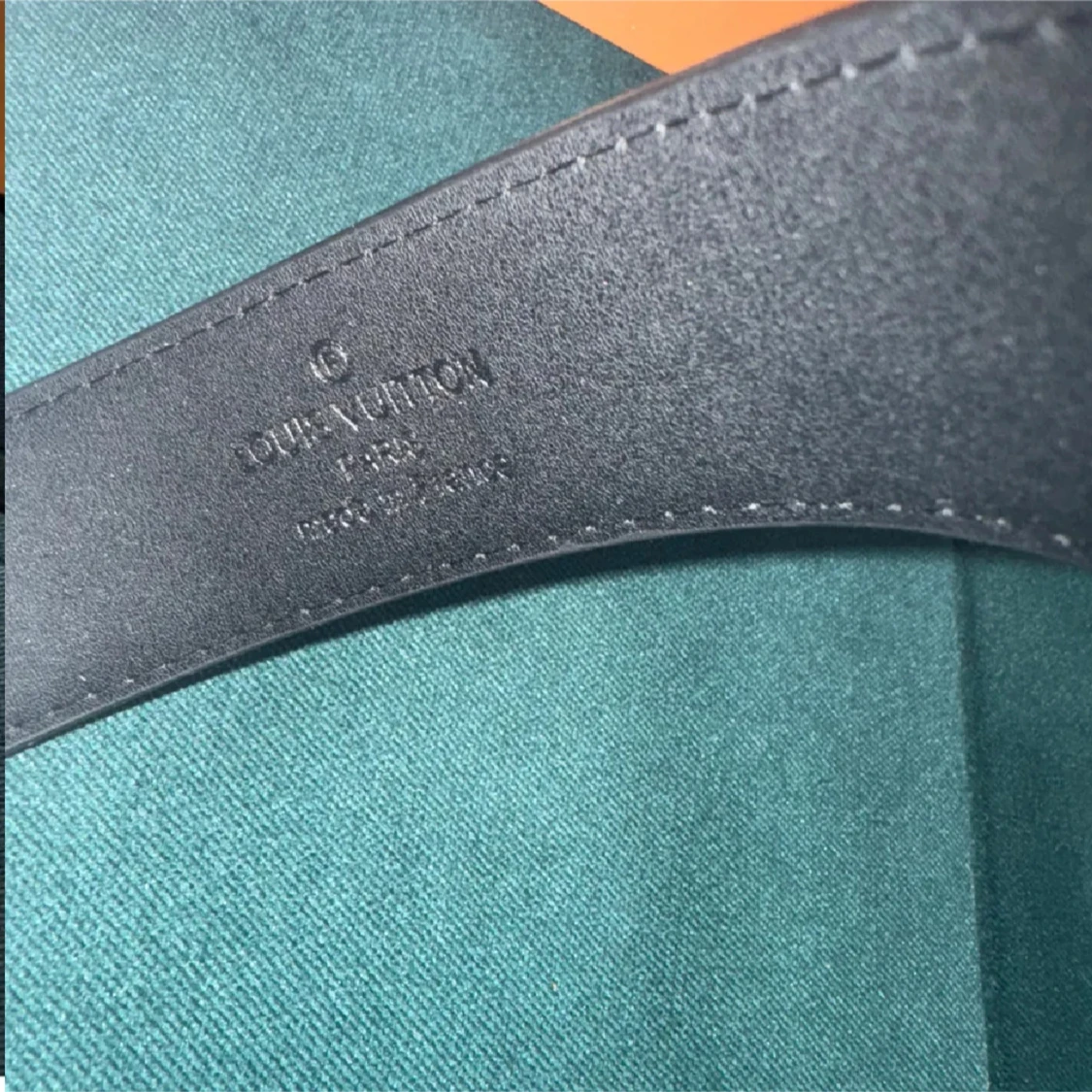 Svart loi s vitten skärp i skinn - 3