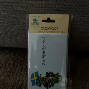 Tackkort - Ett Hjärtligt Tack - 15 stilrena tackkort med kuvert, dekorerade med svensk flagga och blommor. Perfekt för att sprida glädje och uppskattning till vänner, lärare eller kollegor. Passar unga som vill göra ett personligt intryck vid student, fest eller andra tillfällen.