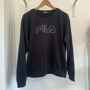 Svart sweatshirt från FILA - Säljer en FILA tröja då den inte kommer till någon användning. Storleken är L men skulle säga att den sitter mer som M. Om ni har några andra frågor så är det bara å skriva!😊