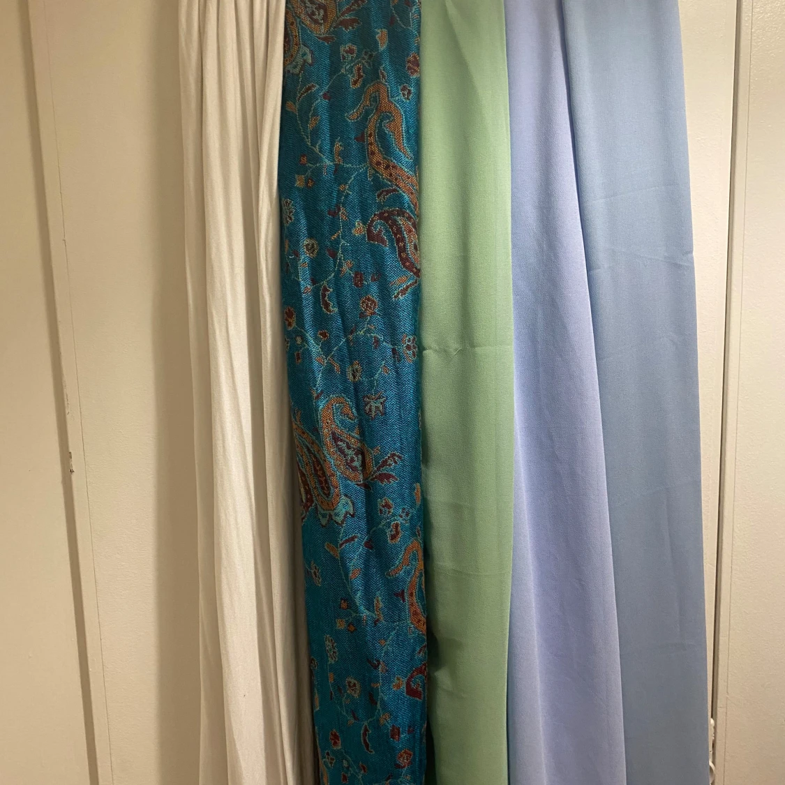 Sjalar/hijab i olika färger (vit,blå med mönster, grön och två sjalar med olika blåa nyanser)