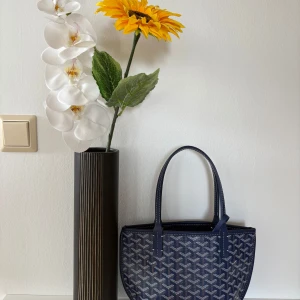 Blå handväska  - Snygg blå handväska. Aldrig använd 