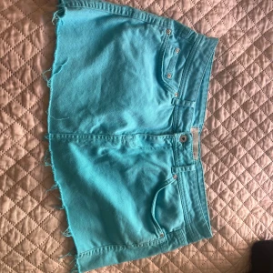 Turkos färgglad jeanskjol - Skit snygg turkos jeanskjol från Monki lowwaist älskar super mycket men passade inte☹️☹️, köpt här på plick tveka inte att skriva om du har några frågor🩷🩷midjemått=39rakt över