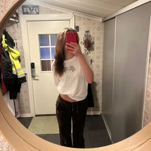 Bruna Juicy Couture mjukisbyxor - Säljer nu mina bruna Juicy Couture med paljett Juicy-text baktill. Byxorna är i perfekt längd på mig som är 173. De är 4 paljetter som lossnat men inget man tänker på. Säljer då dom aldrig kommit till användning.🌸