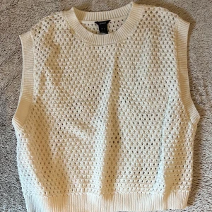 Vit stickad väst från Lindex XL - Vit stickad väst från Lindex med ett öppet, luftigt mönster. Storlek xl 