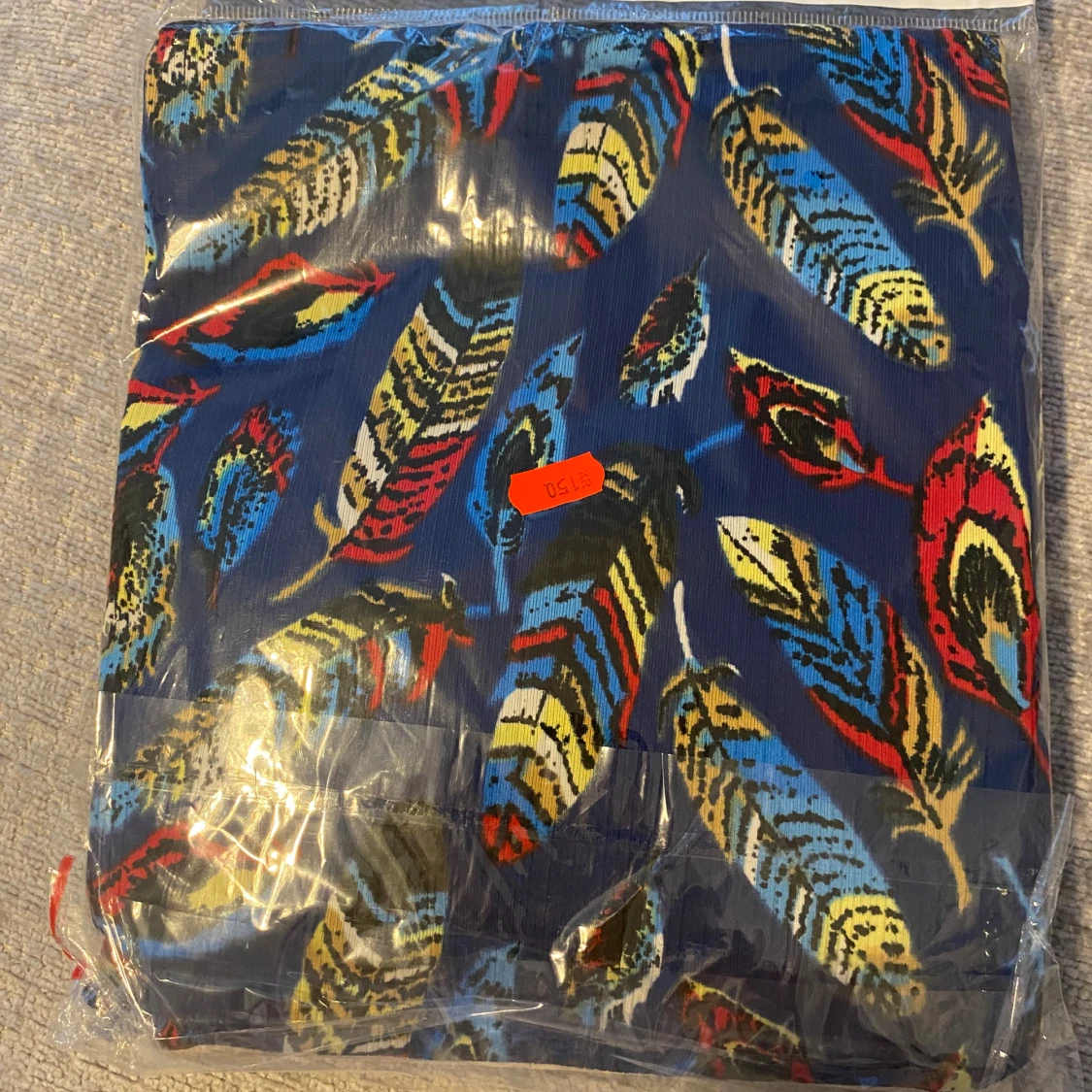 Blå pjamassätt  med färgglada fjädrar - 1