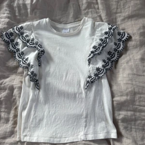 Söt tröja/blus - Säljer min super söta tröja/blus som tyvärr har blivit för liten☺️