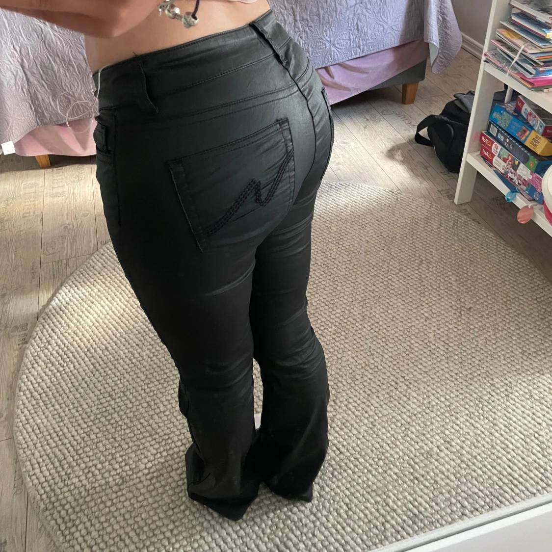 Svarta bootcut byxor från Nelly - 1