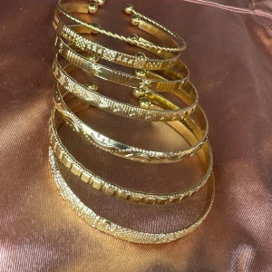 Guld armband set helt nya! - Helt nya armband set 7st, justerbara i guldfärgad metall rostfritt. Med olika mönster. Postar armbanden med en rosa presentpåse till!🌸