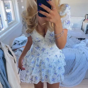 Zara blommig klänning - Säljer nu denna populära Zara klänningen med blommor. Storleken är M men passar även S. I helhet är klänningen i väldigt fint skick och behållit sin ursprungliga färg, dock har dragkedjan lossnat från ena sidan, därav det billiga priset. Detta går dock att laga hos ex. sömerska/skräddare eller själv. 💓