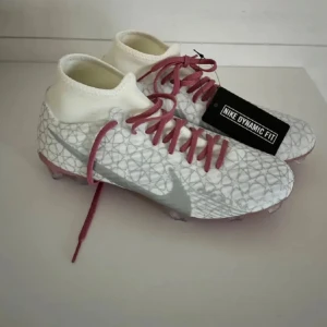 Fotbollsskor nike, aldrig använda! - Nike Phantom Luna 2 Academy By You är specialdesignade fotbollsskor som tyvärr inte passade mig. Jag kunde inte skicka tillbaka pga att de var egen designade och har därför bara blivit stående. Storlek 38,5. Köpta på Nikes hemsida. Hör av er vid intresse💞