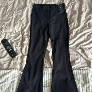 Kostymbyxor  - Säljer ett par helt nya kostymbyxor i strl s/ längd 30. Aldrig använda💕