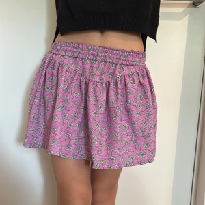 Rosa blommig kjol från Zara  - Supersöt rosa kortkjol från zara🌸i strl 11-12 år men passar xxs-s 🌸pris kan diskuteras