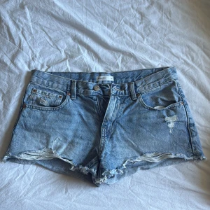 Blå jeansshorts  - Perfekta blå jeansshorts från Gina tricot, säljer då dem är för små för mig 