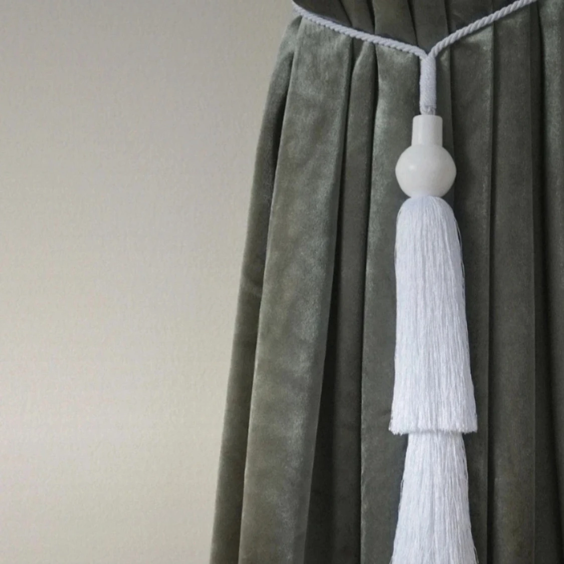 Vitt dekorativt gardinomtag med tofs - 1