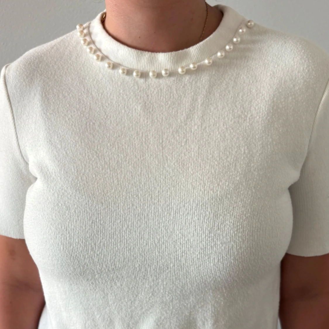 Vit stickad topp med pärlor - 1