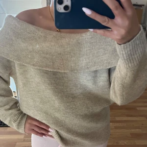 Beige offshoulder stickad tröja - Säljer en supermysig beige stickad off-shoulder tröja från H&M i storlek XS. Tröjan har långärmade och ribbade muddar vid ärmslut och nederkant. Perfekt för dig som gillar en chill och snygg look.