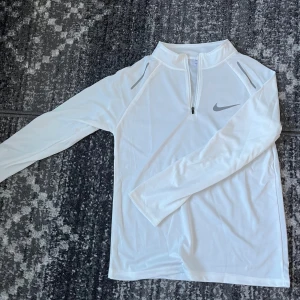 Vit nike tröja - Helt ny nike tröja, reflekterar men passar dåligt enligt mig. Storlek M. Kom dm för frågor👍🏼