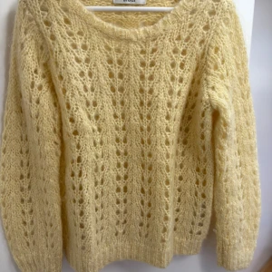 Ljusgul stickad tröja från Gestuz - Supermysig ljusgul stickad tröja från Gestuz💛