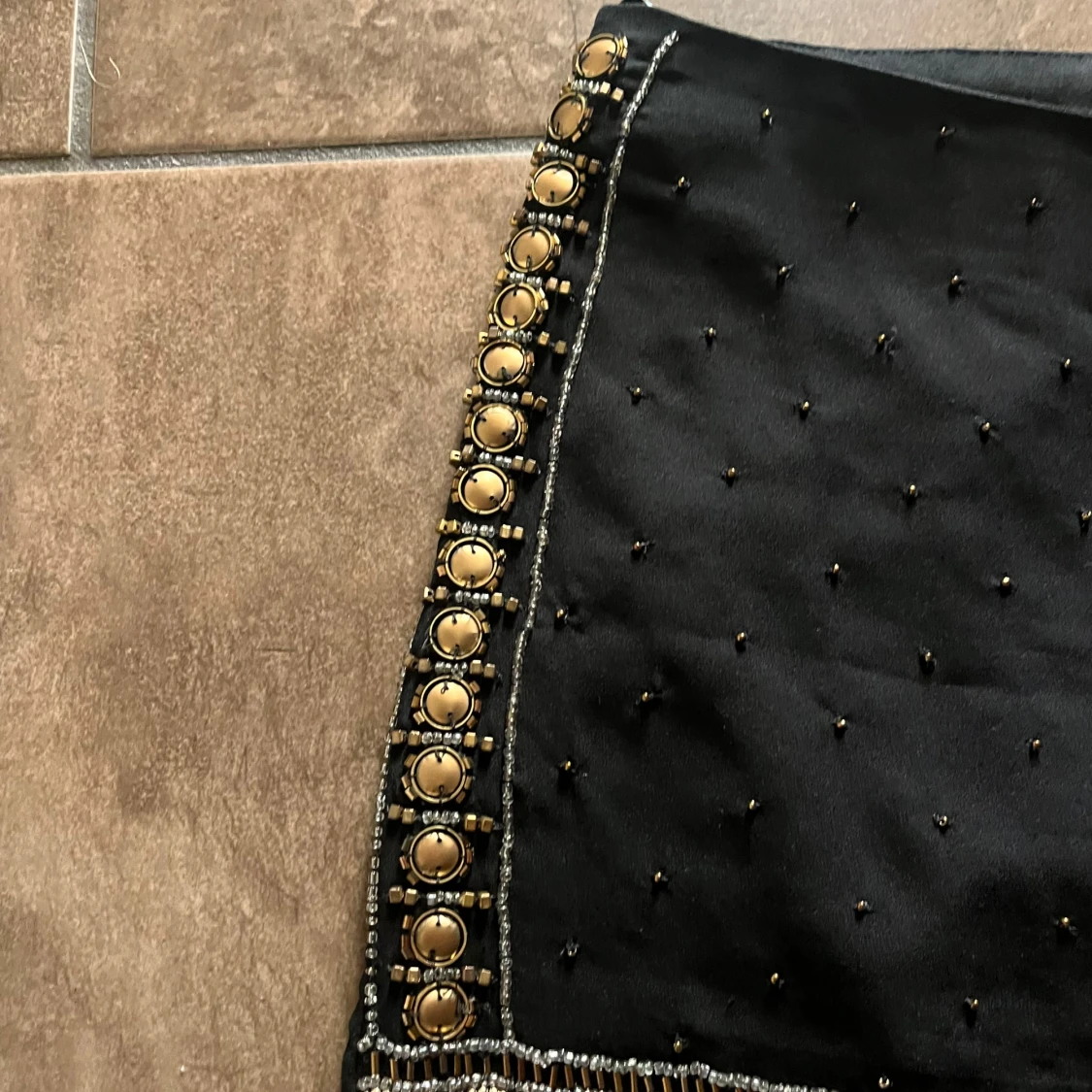 Svart minikjol med paljetter och pärlor  - 2