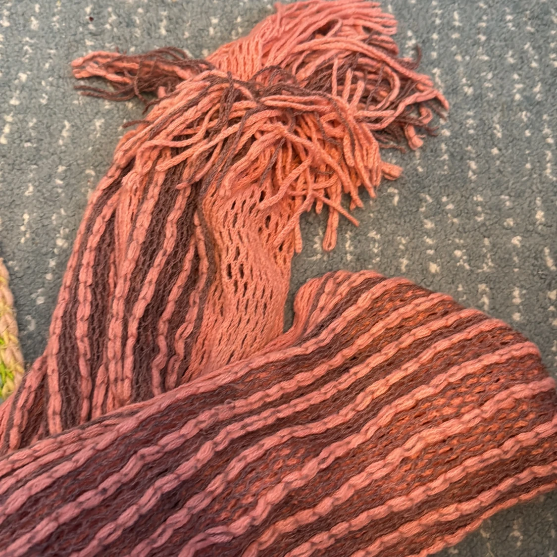 Tre stickade halsdukar i olika färger - 1