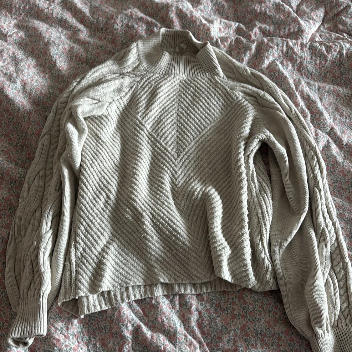 Beige stickad tröja med flätmönster