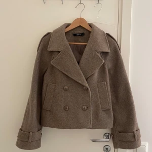 Kappa/Höstjacka - Nypris: 799kr Säljer denna snygga kappa i en brun/beige-färg i storlek XS! Kappan har ett mjukt och lent material pa utsidan och passar perfekt till hösten!💕 Kappan är endast använd några fåtal gånger och är väl omhändertagen Säljer eftersom jag har en annan jacka jag använder!💗 Pris kan självklart diskuteras, skriv gärna vid frågor!