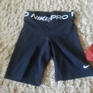 Cykelshorts nike - Lite längre nike pros som inte kommer till användning, hör av er för frågor!
