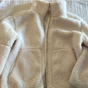 H&M teddyjacka  - Säljer min mysiga teddyjacka från hm som jag köpte i början på året💘💞💖 Säljer pga att den inte kom till så stor användning 🥲