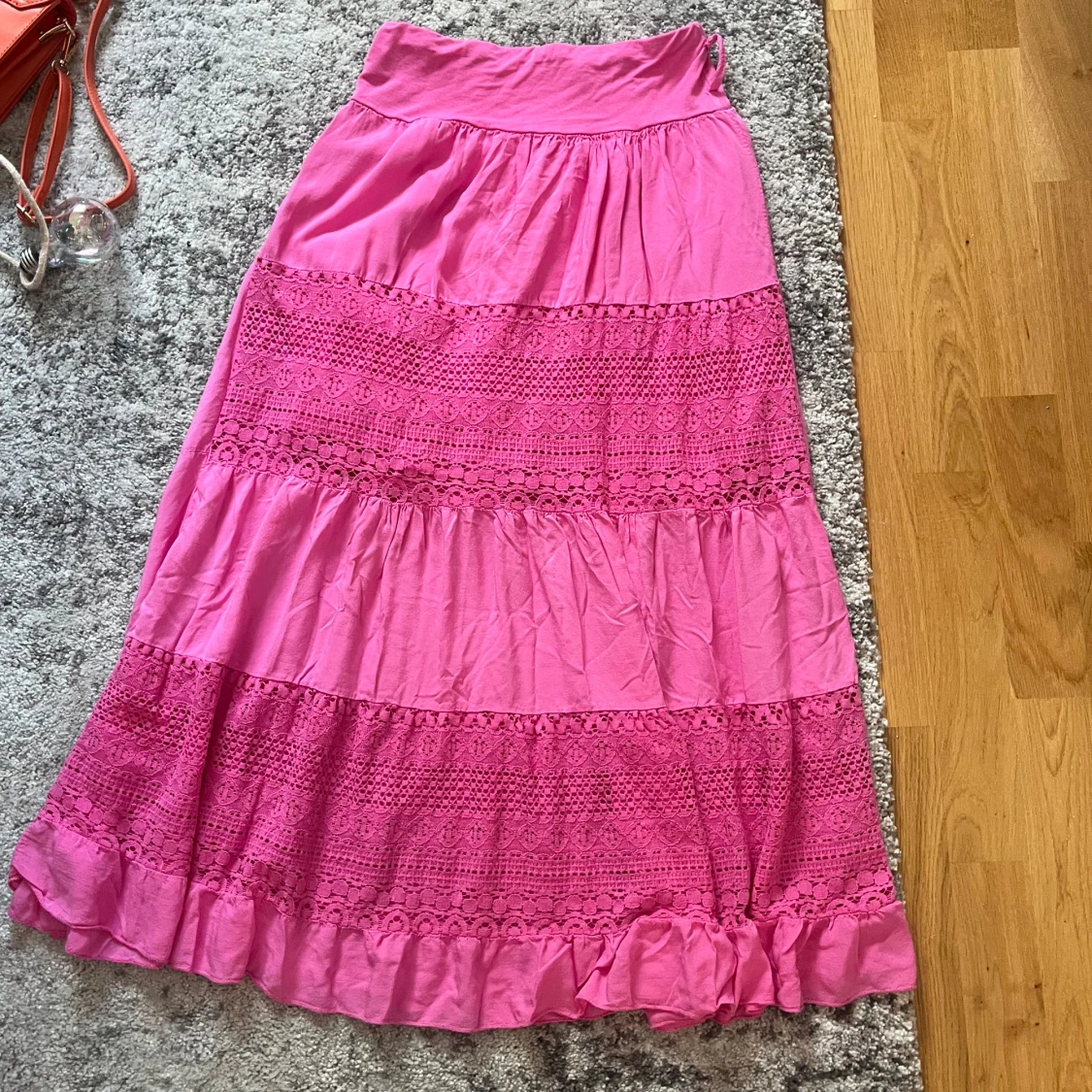 Rosa långkjol med spets och volang - 2