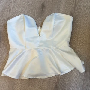 Tubtopp - En vid tub topp, säljer den för att den är för stor. En lite defekt som inte är synlig då den är på insidan.