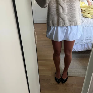 Vit ballongkjol från H&M - Supersöt vit kortkjol från H&M med bred midja och puffig. Helt oanvänd med prislapp kvar, inga defekter. Kommer inte till användning. Storlek 170 men är som en xs/s jag är