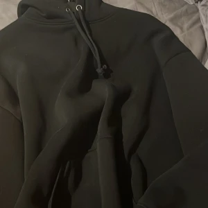 Svart hoodie - Svart hoodie, aldrig använd, från bikbok, storlek S