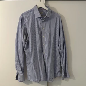 Eton skjorta - | Skjorta från Eton | Storlek:44, passar L-XL | Förg: Vit,blå | Skriv vid frågor | Nypris: 1700kr |