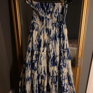  långklänning med mönster - Den har en lång passform med snören som man kan knyta runt halsen om önskat annars kan man ba ha den som en tube topp typ🥰