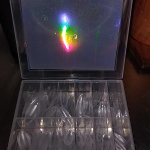 Soft Gel Tips för nagelförlängning - Säljer ett set med 240 st Soft Gel Tips i 12 olika storlekar men har bara använt 5/6 st, perfekta för att skapa snygga och proffsiga nagelförlängningar hemma. Tipsen är klara och kommer i en praktisk plastlåda med fack för enkel sortering. Passar både till gel och akryl☺️kom järn med prisförslag😇