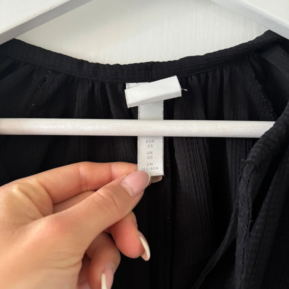 Svart långklänning med v-ringning hm  - 1